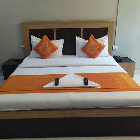 Hotel Samridhi Palace Juhi Bari Екстер'єр фото